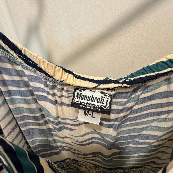 Manuheali'i dress.  Size M/L.  Can fit a size small. Excellent condition. - Picture 2 of 2
